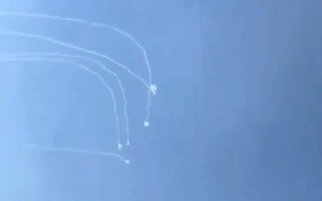 Des roquettes tirées par le Hezbollah depuis le Liban interceptées au-dessus du nord d'Israël le 20 juillet 2024. (Crédit : Capture d'écran de la vidéo X ; utilisée conformément à l'article 27a de la loi sur le droit d'auteur) Des roquettes tirées par le Hezbollah depuis le Liban interceptées au-dessus du nord d'Israël le 20 juillet 2024. (Crédit : Capture d'écran de la vidéo X ; utilisée conformément à l'article 27a de la loi sur le droit d'auteur)