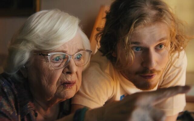 June Squibb, à gauche et Fred Hechinger dans "Thelma", le film qui sera projeté en ouverture du 41e festival du film de Jérusalem, le 18 juillet 2024. (Crédit : David Bolen)
