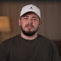L'ex-otage Almog Meir Jan prend la parole dans un message vidéo publié le 6 juillet 2024. (Crédit : Capture d'écran/Forum des familles de disparus)