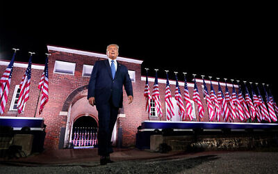L'ancien président américain Donald Trump se dirige vers la scène après que le vice-président Mike Pence a prononcé un discours lors du troisième jour de la convention nationale républicaine au Fort McHenry National Monument and Historic Shrine à Baltimore, dans le Maryland, le 26 août 2020. (Crédit : AP/Andrew Harnik)
