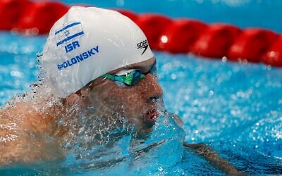 Le nageur israélien Ron Polonsky participant aux Jeux olympiques de Tokyo 2020, le 28 juillet 2021. (Crédit : Simona Castrovillari/Comité olympique israélien)