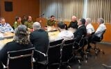 Le ministre de la Défense Yoav Gallant lors d'une réunion d'évaluation sécuritaire avec de hauts-responsables, notamment avec le chef d'état-major Herzi Halevi, le chef du Shin Bet Ronen Bar, le directeur du Mossad David Barnea et le directeur-général du ministère, Eyal Zamir, le 4 avril 2024. (Crédit : Ariel Hermoni/ Defense Ministry)