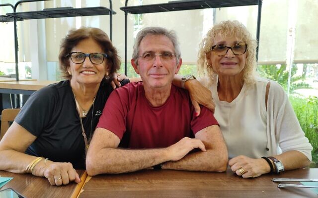 De gauche à droite : Yochi Alon, Tzvi Alon et Rachel Fricker, dans la salle à manger du David Dead Sea Resort, le 20 juin 2024. (Crédit : Gavriel Fiske/TOI)