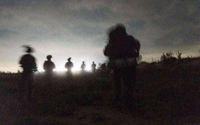 Des troupes de la 679e brigade du Corps Blindé Mécanisé de Yiftach en opération dans le centre de Gaza en juin 2024 (Crédit : Porte-parole de l’armée israélienne)
