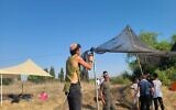 Des militants religieux de droite construisent un ersatz d'implantation Elei Aza près de la frontière avec Gaza, dans le cadre d'un effort visant à démontrer au gouvernement qu'il existe des personnes prêtes à commencer à établir des implantations israéliennes à l'intérieur même de la bande de Gaza. (Autorisation : Elei Aza)