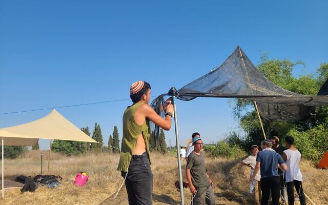 Des militants religieux de droite construisent un ersatz d'implantation Elei Aza près de la frontière avec Gaza, dans le cadre d'un effort visant à démontrer au gouvernement qu'il existe des personnes prêtes à commencer à établir des implantations israéliennes à l'intérieur même de la bande de Gaza. (Autorisation : Elei Aza)