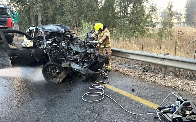 Des pompiers sur les lieux de l'impact d'une roquette près du carrefour de Nafah, sur le plateau du Golan, le 9 juillet 2024. (Crédit : Services d'incendie et de secours)