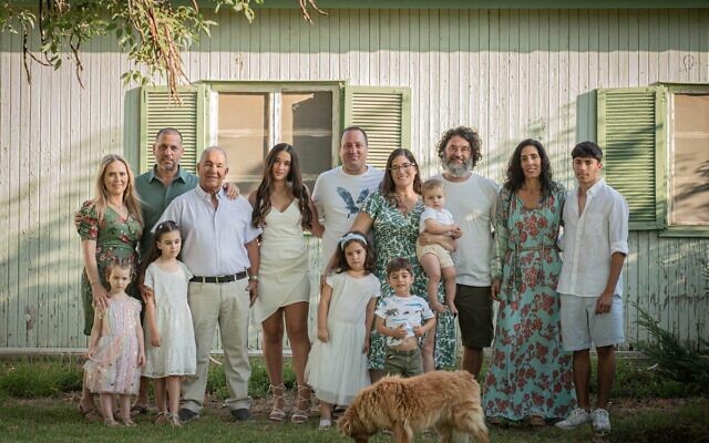 La famille élargie de l'otage libérée Gali Tarshansky (quatrième à partir de la gauche) et sa tante Roxanne Saar (à l'extrême gauche) lors de sa bat mitzvah en juillet 2023, trois mois avant qu'elle ne soit prise en otage par des terroristes du Hamas le 7 octobre 2023. (Crédit : Autorisation)