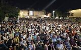 Des centaines de personnes assistent à la projection de "Screams Before Silence", un documentaire sur la violence sexuelle utilisée par les terroristes du Hamas le 7 octobre, à Tel Aviv, le 15 juillet 2024. (Crédit : Forum des familles d'otages et de disparus)
