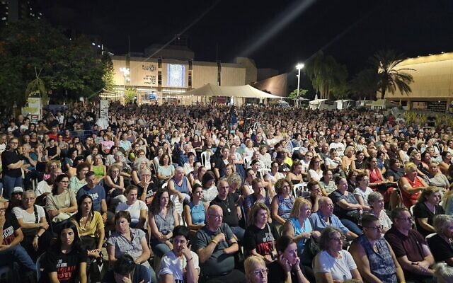 Des centaines de personnes assistent à la projection de "Screams Before Silence", un documentaire sur la violence sexuelle utilisée par les terroristes du Hamas le 7 octobre, à Tel Aviv, le 15 juillet 2024. (Crédit : Forum des familles d'otages et de disparus) Des centaines de personnes assistent à la projection de "Screams Before Silence", un documentaire sur la violence sexuelle utilisée par les terroristes du Hamas le 7 octobre, à Tel Aviv, le 15 juillet 2024. (Crédit : Forum des familles d'otages et de disparus)