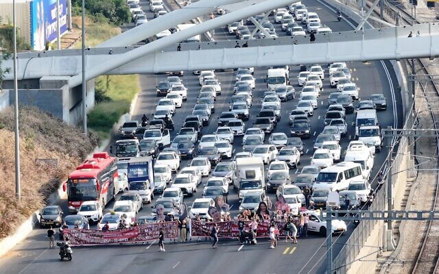 Les familles d'otages et les autres manifestants bloquent l'autoroute Ayalon de Tel Aviv, le 16 juillet 2024. (Crédit : Aviv Atlas/Pro-democracy protest groups)