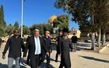 Illustration : Le ministre de la Sécurité nationale Itamar Ben Gvir en visite sur le mont du Temple, à Jérusalem, le 18 juillet 2024. (Crédit : Otzma Yehudit)
