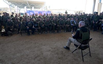 Le Premier ministre Benjamin Netanyahu s'adresse aux troupes de Tsahal à Rafah, à la frontière entre Gaza et l'Égypte, le 18 juillet 2024. (Crédit : Avi Ohayon/GPO)