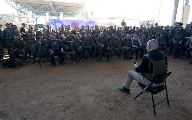 Le Premier ministre Benjamin Netanyahu s'adresse aux troupes de Tsahal à Rafah, à la frontière entre Gaza et l'Égypte, le 18 juillet 2024. (Crédit : Avi Ohayon/GPO) Le Premier ministre Benjamin Netanyahu s'adresse aux troupes de Tsahal à Rafah, à la frontière entre Gaza et l'Égypte, le 18 juillet 2024. (Crédit : Avi Ohayon/GPO)