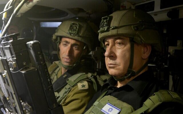 Le Premier ministre Benjamin Netanyahu se rend à Rafah, à la frontière entre Gaza et l'Égypte, pour rendre visite aux troupes de Tsahal, le 18 juillet 2024. (Crédit : Avi Ohayon/GPO)