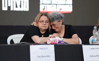 Les ex-otages du Hamas Raz Ben Ami, à gauche, et Adina Moshe, à droite, lors d'une conférence de presse à Tel Aviv, le 18 juillet 2024. (Crédit : Forum des familles d'otages et de disparus)
