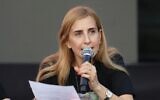 Danielle Aloni, ancienne otage du Hamas, s'exprimant lors d'une conférence de presse, à Tel Aviv, le 18 juillet 2024. (Crédit : Forum des familles des otages et disparus)