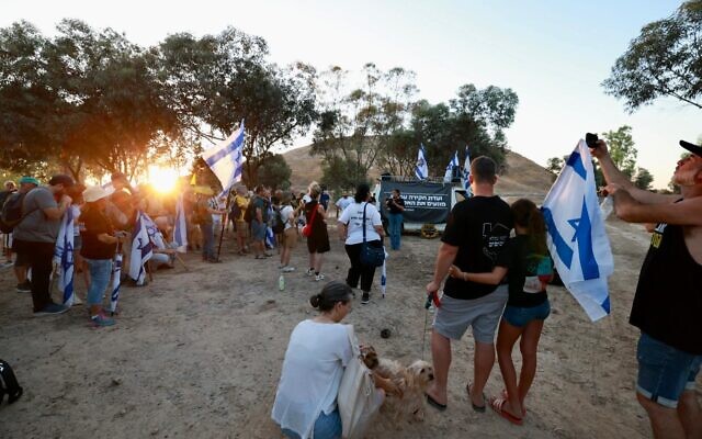 Des manifestants réclamant une commission d'enquête sur les échecs qui ont conduit au pogrom perpétré par le Hamas le 7 octobre, à proximité de la frontière de Gaza, le 18 juillet 2024. (Crédit : Dafna Yosha/Mouvement pour la démocratie) Des manifestants réclamant une commission d'enquête sur les échecs qui ont conduit au pogrom perpétré par le Hamas le 7 octobre, à proximité de la frontière de Gaza, le 18 juillet 2024. (Crédit : Dafna Yosha/Mouvement pour la démocratie)