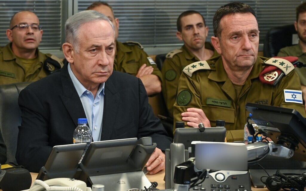 Le ministre Benjamin Netanyahu et le chef d'état-major de l’armée israélienne Herzi Halevi suivant la frappe israélienne au Yémen depuis la salle des opérations de l’armée de l'air israélienne aux quartiers généraux de l'armée de la Kirya, à Tel Aviv, le 20 juillet 2024. (Crédit : Ariel Hermoni/Ministère de la Défense)