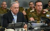 Le ministre Benjamin Netanyahu et le chef d'état-major de l’armée israélienne Herzi Halevi suivant la frappe israélienne au Yémen depuis la salle des opérations de l’armée de l'air israélienne aux quartiers généraux de l'armée de la Kirya, à Tel Aviv, le 20 juillet 2024. (Crédit : Ariel Hermoni/Ministère de la Défense)