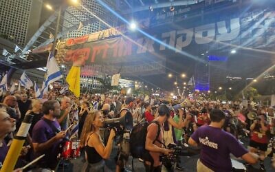 Des manifestants demandant instamment un accord pour libérer les otages détenus par le Hamas à Gaza, à la porte Begin du quartier général du ministère de la Défense, à Tel Aviv , le 20 juillet 2024. (Crédit : Gabri l Meltzer Mouvement de protestation pour la démocratie)