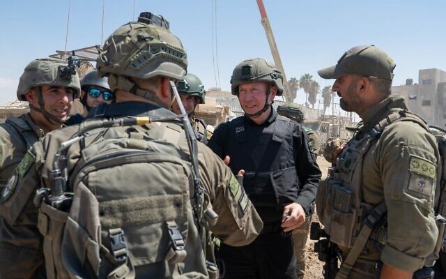 Une photo montrant le ministre de la Défense Yoav Gallant rencontrant des soldats à Rafah, la ville la plus au sud de Gaza, le 23 juillet 2024. (Crédit : Ariel Hermoni/Ministère de la Défense)