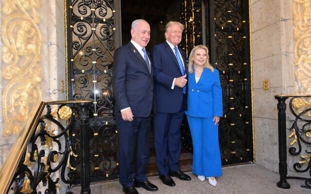 L'ancien président américain Donald Trump et le Premier ministre Benjamin Netanyahu et son épouse Sara à Mar-a-Lago, en Floride, le 26 juillet 2024. (Crédit : Cabinet du Premier ministre) L'ancien président américain Donald Trump et le Premier ministre Benjamin Netanyahu et son épouse Sara à Mar-a-Lago, en Floride, le 26 juillet 2024. (Crédit : Cabinet du Premier ministre)