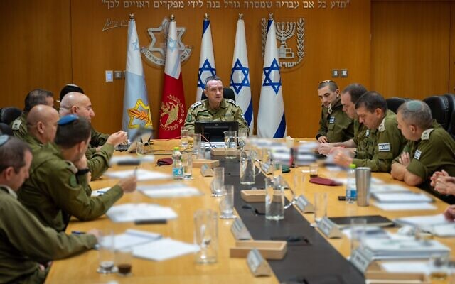Le chef d'état-major de l’armée israélienne, le lieutenant-général Herzi Halevi, rencontrant les membres du forum de l'état-major général, aux quartiers généraux de l'armée de la Kirya, à Tel Aviv, le 28 juillet 2024. (Crédit : Armée israélienne)