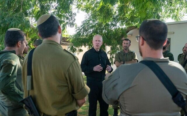 Le ministre de la Défense Yoav Gallant rencontrant des réservistes de l’armée israélienne servant le long de la frontière de Gaza, le 30 juillet 2024. (Crédit : Ariel Hermoni/Ministère de la Défense)
