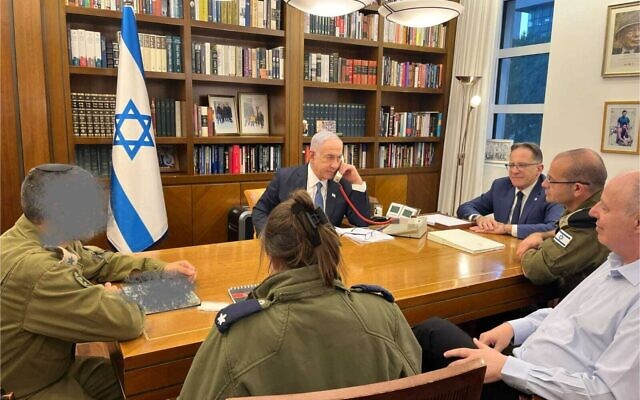 Le Premier ministre Benjamin Netanyahu, avec son chef d'état-major Tzahi Braverman, son secrétaire militaire le général de division Roman Gofman et le conseiller à la sécurité nationale Tzachi Hanegbi, sur une photo publiée peu après une frappe israélienne sur une cible du Hezbollah à Beyrouth, aux quartiers généraux de l'armée de la Kirya, à Tel Aviv, le 30 juillet 2024. (Crédit : Bureau du Premier ministre)