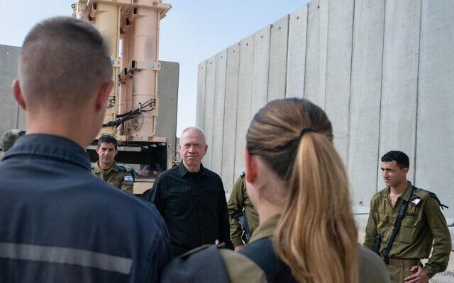Le ministre de la Défense Yoav Gallant s'adressant à des soldats au sein d'une unité du système de défense antimissile à longue portée Arrow, le 31 juillet 2023. (Crédit : Armée israélienne) Le ministre de la Défense Yoav Gallant s'adressant à des soldats au sein d'une unité du système de défense antimissile à longue portée Arrow, le 31 juillet 2023. (Crédit : Armée israélienne)