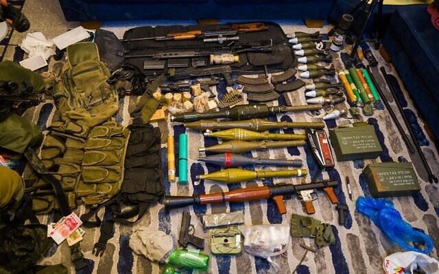 Armes trouvées par les troupes de l'armée israélienne, dans la ville de Gaza, sur une photo publiée le 20 juillet 2024. (Crédit : Armée israélienne)