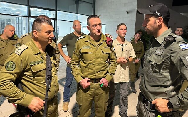 Le chef d'état-major de Tsahal, le lieutenant-général Herzi Halevi (au centre), rencontre des soldats à la base de Beit Lid, dans le centre d'Israël, le 29 juillet 2024. (Crédit : Tsahal)