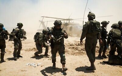 Des troupes de Tsahal de la 98ème division en train d'opérer dans la bande de Gaza, dans une photo publiée le 30 juillet 2024. (Crédit : armée israélienne)