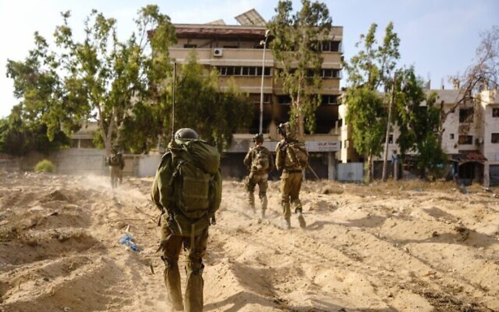 Des troupes de l'armée israélienne opèrent à Gaza dans une photo autorisée à la publication le 17 juillet 2024. (Crédit : Tsahal)