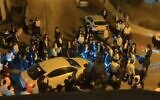 Capture d'écran d'une vidéo, sur les réseaux sociaux, montrant l'agression dont ont été victimes deux officiers de la part d'émeutiers haredim à Bnei Brak, le 15 juillet 2024. (Capture d'écran/Used in accordance with Clause 27a of the Copyright Law)