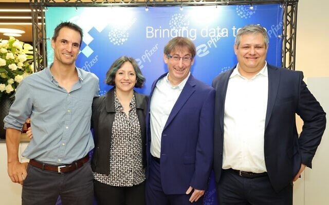 Les cofondateurs de CytoReason, de droite à gauche : David Harel, PDG, Professeur Shai Shen-Orr, scientifique en chef, Elina Starosvetsky, VP biologie, et Renaud Gaujoux, scientifique principal et architecte en science des données. (Crédit : Fabian Koldorff) Les cofondateurs de CytoReason, de droite à gauche : David Harel, PDG, Professeur Shai Shen-Orr, scientifique en chef, Elina Starosvetsky, VP biologie, et Renaud Gaujoux, scientifique principal et architecte en science des données. (Crédit : Fabian Koldorff)