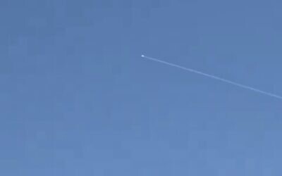 Illustration : Un intercepteur est tiré au-dessus du sud d'Israël en direction d'un missile lancé par les Houthis du Yémen, le 21 juillet 2024. (Crédit : Capture d'écran/X ; utilisée conformément à l'article 27a de la loi sur les droits d'auteur)