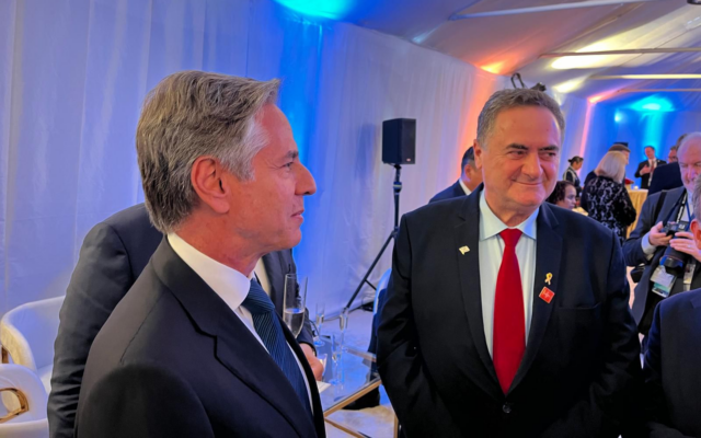 Le ministre des Affaires étrangères Israel Katz (à droite) et le secrétaire d'État américain Antony Blinken, au sommet de l'OTAN 2024, à Washington, le 9 juillet 2024. (Crédit  : Ministère des Affaires étrangères)