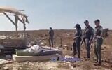 Des agents de la police des frontières sur les lieux de l'avant-poste illégal de Tzur Harel, le 7 juillet 2024, dans une capture d'écran issue d'une vidéo. (Capture d'écran utilisée conformément à l'article 27a de la loi sur les droits d'auteur)