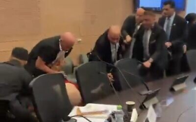 Danny Elgarat, dont le frère Itzik Elgarat est retenu en otage à Gaza, traîné hors d'une réunion d'une commission de la Knesset, à Jérusalem, le 8 juillet 2024. (Crédit : Capture d'écran Kann ; utilisée conformément à la clause 27a de la loi sur le droit d'auteur)