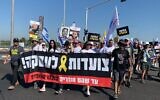 Des proches d'otages entame le deuxième jour d'une marche de quatre jours de Tel-Aviv à Jérusalem pour réclamer un accord sur les otages et la fin de la guerre, le 11 juillet 2024. (Crédit : Charlie Summers/Times of Israel)