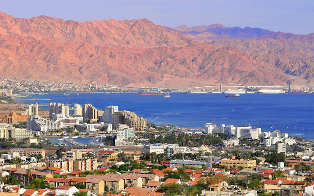 Illustration : Vue de la station balnéaire d'Eilat et de ses hôtels. (Crédit : Oleg Zaslavsky/Shutterstock.com) Illustration : Vue de la station balnéaire d'Eilat et de ses hôtels. (Crédit : Oleg Zaslavsky/Shutterstock.com)