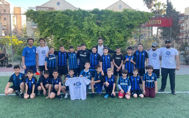 Des enfants israéliens et palestiniens âgés de 6 à 13 ans lors d'un entraînement de football commun dans le quartier d'Abu Tor à Jérusalem, organisé par l'initiative sociale "Inter Campus". (Crédit : Autorisation)
