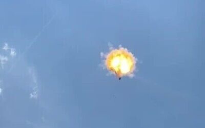 Un drone du Hezbollah en train d'être abattu par les défenses aériennes au-dessus du nord d'Israël, le 23 juin 2024. (Crédit : Armée israélienne)