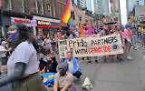 Des manifestants anti-israéliens et pro-palestiniens bloquent le défilé de la Pride de Toronto, le 30 juin 2024. (Capture d'écran X : utilisée conformément à l'article 27a de la loi sur les droits d'auteur)