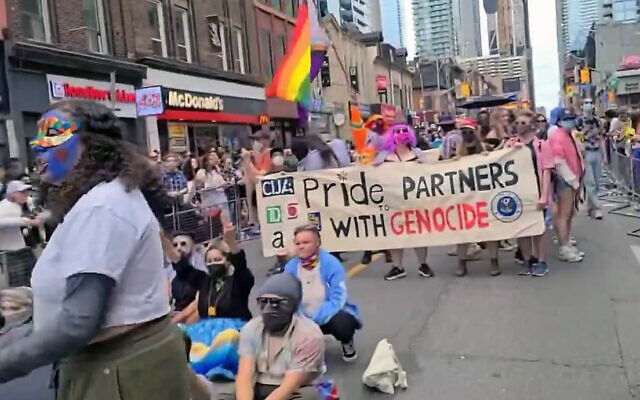 Des manifestants anti-israéliens et pro-palestiniens bloquent le défilé de la Pride de Toronto, le 30 juin 2024. (Capture d'écran X : utilisée conformément à l'article 27a de la loi sur les droits d'auteur) Des manifestants anti-israéliens et pro-palestiniens bloquent le défilé de la Pride de Toronto, le 30 juin 2024. (Capture d'écran X : utilisée conformément à l'article 27a de la loi sur les droits d'auteur)