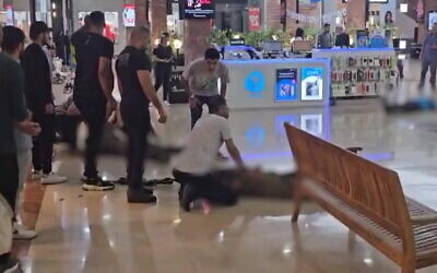 Capture d'écran d'une vidéo montrant les suites d'un attentat terroriste dans un centre commercial de Karmiel, le 3 juillet 2024. (Capture d'écran : Used in accordance with Clause 27a of the Copyright Law)