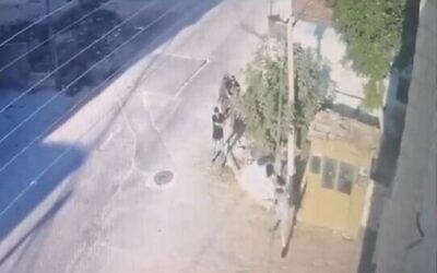 Des troupes israéliennes tuant un officier de la police douanière de l'Autorité palestinienne, dans la ville de Tubas, en Cisjordanie, le 24 juillet 2024. (Crédit : Capture d'écran X)