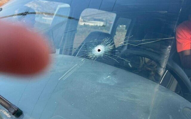 Un véhicule endommagé lors d'une fusillade après de la ville de Bayt Lid, en Cisjordanie, le 16 juillet 2024. (Crédit : Magen David Adom)